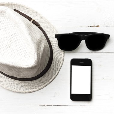 şapka güneş gözlüğü ve akıllı telefon