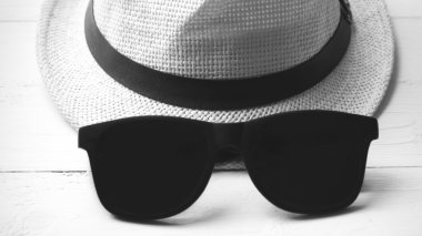 şapka ve güneş gözlüğü siyah ve beyaz renk