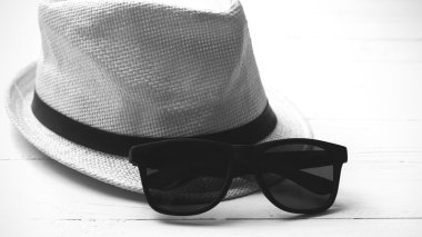 şapka ve güneş gözlüğü siyah ve beyaz renk