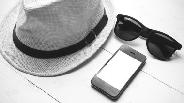 Şapka güneş gözlüğü ve akıllı telefon siyah ve beyaz renk