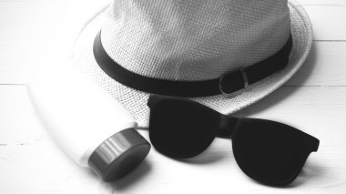 Şapka güneş gözlüğü ve vücut lotionblack ve beyaz renk