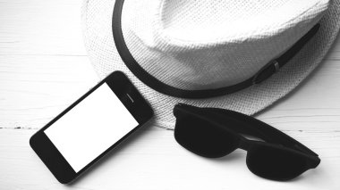 Şapka güneş gözlüğü ve akıllı telefon siyah ve beyaz renk