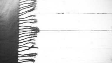 mavi eşarp siyah ve beyaz renk