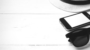 Şapka güneş gözlüğü ve akıllı telefon siyah ve beyaz renk