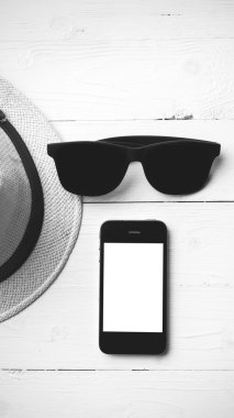 Şapka güneş gözlüğü ve akıllı telefon siyah ve beyaz renk