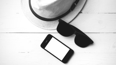 Şapka güneş gözlüğü ve akıllı telefon siyah ve beyaz renk