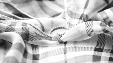 Yüzüğü eşarp siyah ve beyaz renk