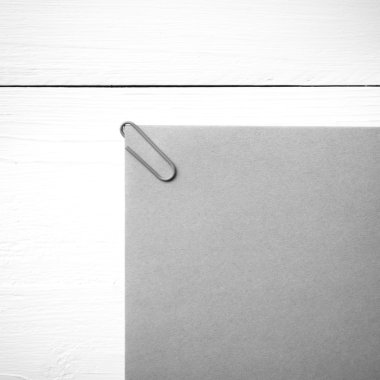 yeşil ataş siyah ve beyaz renk ile kahverengi kağıt