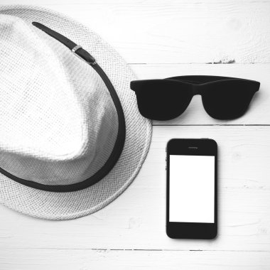 Şapka güneş gözlüğü ve akıllı telefon siyah ve beyaz renk