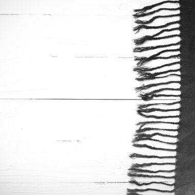 mavi eşarp siyah ve beyaz renk