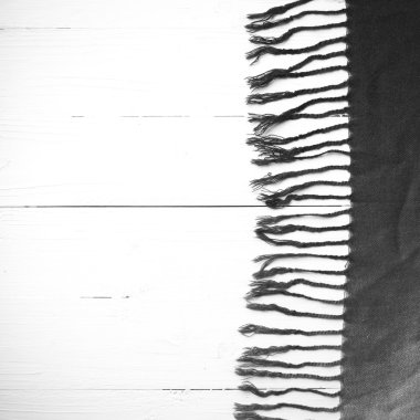 mavi eşarp siyah ve beyaz renk