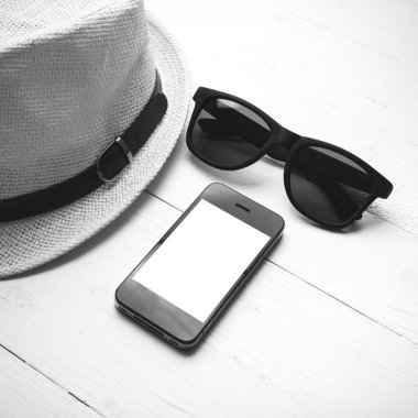 Şapka güneş gözlüğü ve akıllı telefon siyah ve beyaz renk