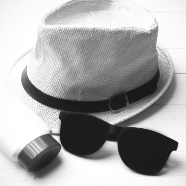 Şapka güneş gözlüğü ve vücut lotionblack ve beyaz renk