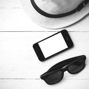 Şapka güneş gözlüğü ve akıllı telefon siyah ve beyaz renk