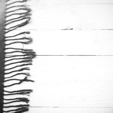 mavi eşarp siyah ve beyaz renk