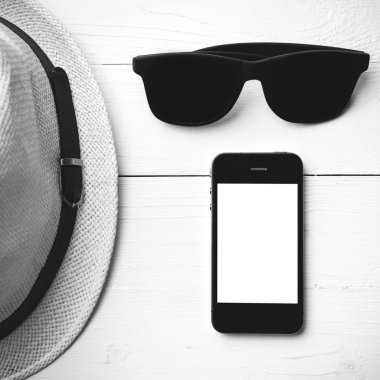 Şapka güneş gözlüğü ve akıllı telefon siyah ve beyaz renk