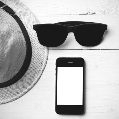 Şapka güneş gözlüğü ve akıllı telefon siyah ve beyaz renk