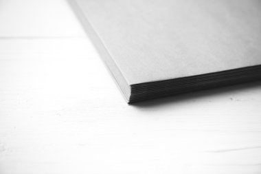 küçük yığın kağıt siyah ve beyaz renk