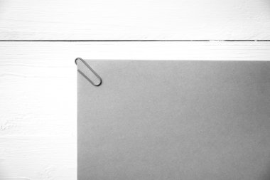 yeşil ataş siyah ve beyaz renk ile kahverengi kağıt