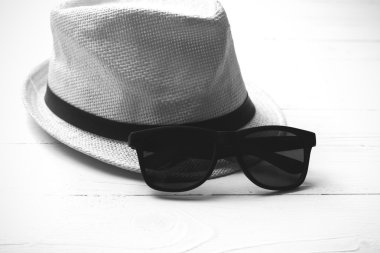 şapka ve güneş gözlüğü siyah ve beyaz renk