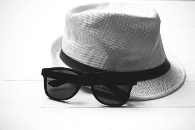 şapka ve güneş gözlüğü siyah ve beyaz renk