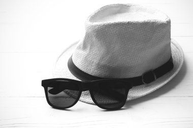 şapka ve güneş gözlüğü siyah ve beyaz renk