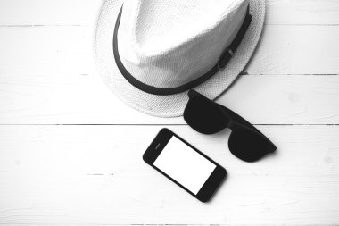 Şapka güneş gözlüğü ve akıllı telefon siyah ve beyaz renk