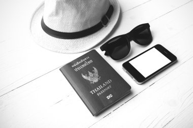 Şapka güneş gözlüğü akıllı telefon ve pasaport siyah ve beyaz renk