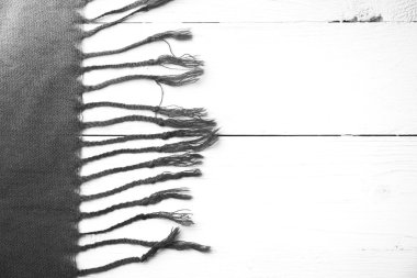 mavi eşarp siyah ve beyaz renk