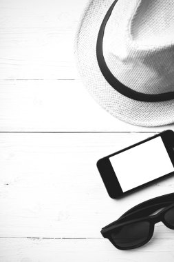 Şapka güneş gözlüğü ve akıllı telefon siyah ve beyaz renk