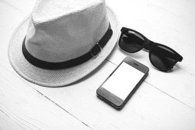 Şapka güneş gözlüğü ve akıllı telefon siyah ve beyaz renk