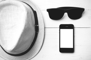 Şapka güneş gözlüğü ve akıllı telefon siyah ve beyaz renk