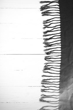 mavi eşarp siyah ve beyaz renk