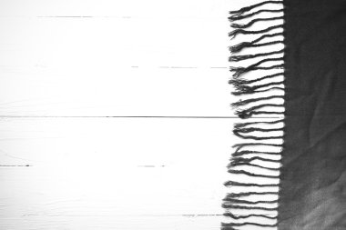 mavi eşarp siyah ve beyaz renk