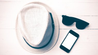 şapka güneş gözlüğü ve akıllı telefon vintage tarzı