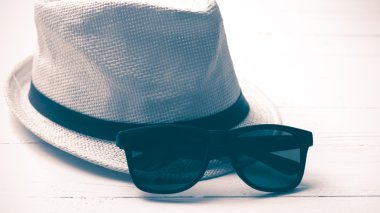 şapka ve güneş gözlüğü vintage tarzı