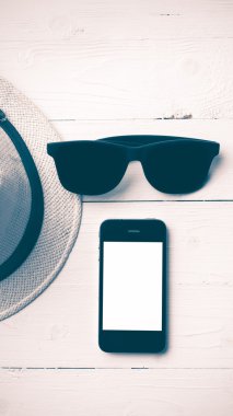 şapka güneş gözlüğü ve akıllı telefon vintage tarzı