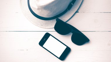 şapka güneş gözlüğü ve akıllı telefon vintage tarzı