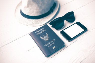 şapka güneş gözlüğü akıllı telefon ve pasaport vintage tarzı