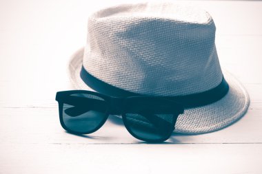 şapka ve güneş gözlüğü vintage tarzı