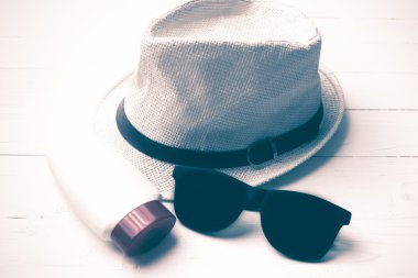 Şapka güneş gözlüğü ve vücut losyonu vintage tarzı