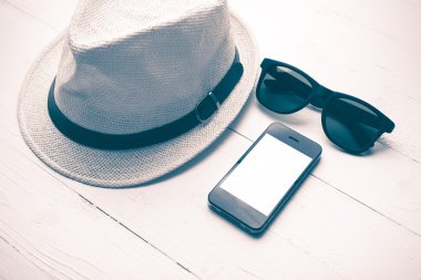 şapka güneş gözlüğü ve akıllı telefon vintage tarzı