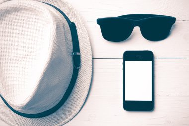 şapka güneş gözlüğü ve akıllı telefon vintage tarzı