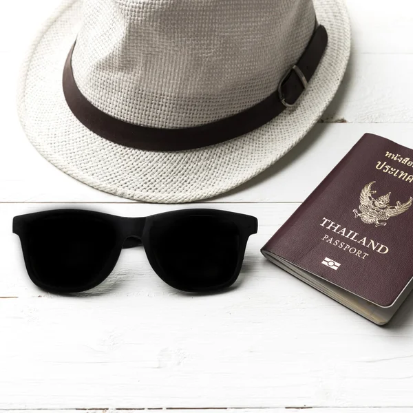 Chapéu óculos de sol e passaporte — Fotografia de Stock
