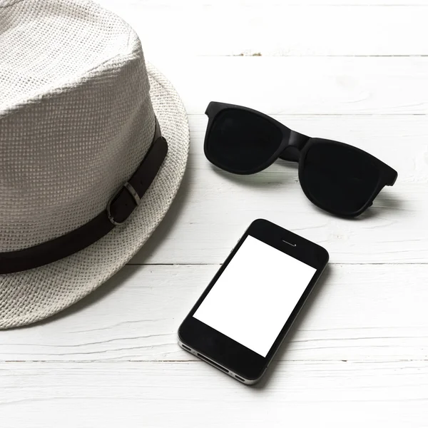 Gafas de sol sombrero y teléfono inteligente —  Fotos de Stock