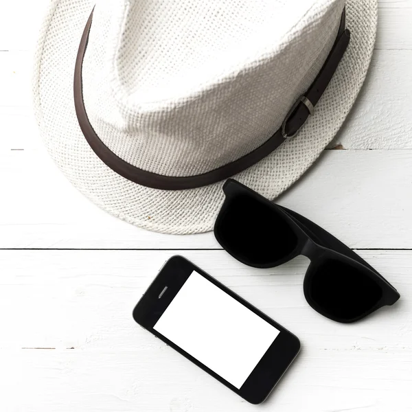 şapka güneş gözlüğü ve akıllı telefon