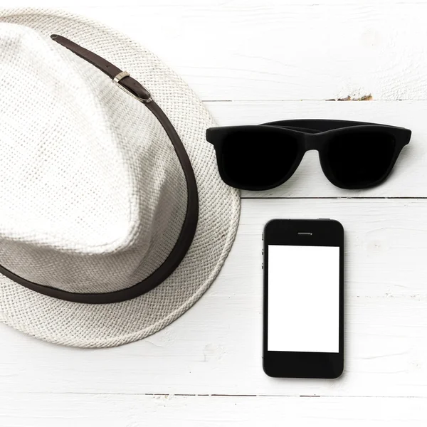 şapka güneş gözlüğü ve akıllı telefon