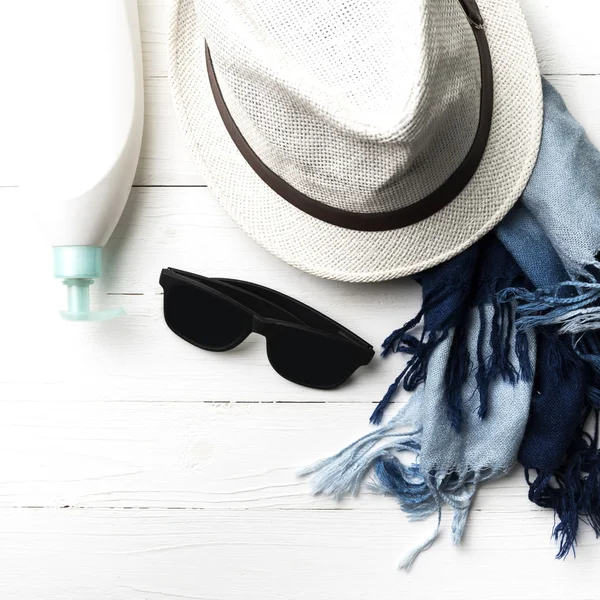 Sombrero y bufanda azul con gafas de sol —  Fotos de Stock
