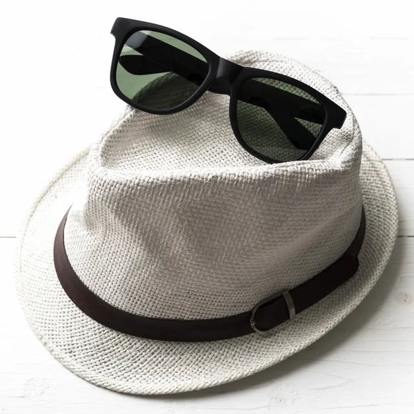 Chapeau et lunettes de soleil — Photo