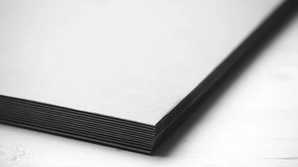 Piccolo di carta di pila colore bianco e nero — Foto Stock